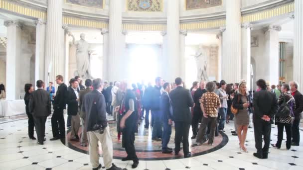 Mensen bespreken tijdens een cepic in dublin city hall — Stockvideo