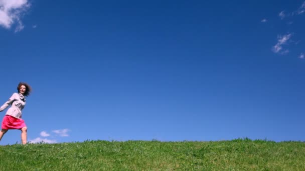 Man with woman holding hands with bubble stand on hill — Stock Video