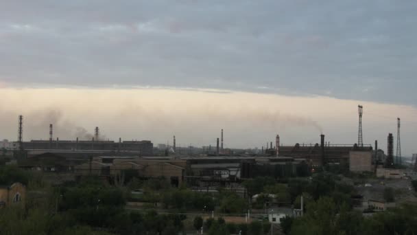 Fábrica de humo de tubería en frente del hermoso cielo — Vídeo de stock