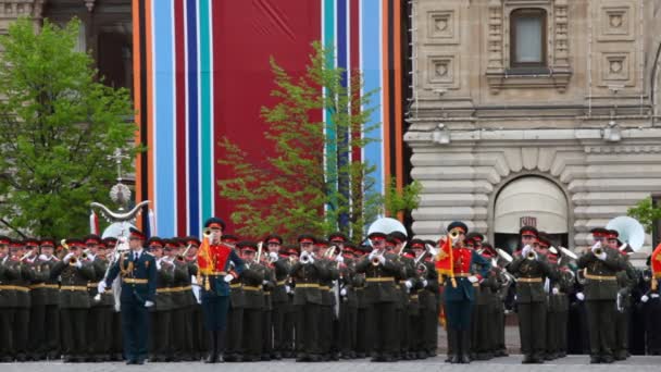 Militair orkest speelt patriottische maart op het Rode plein — Stockvideo