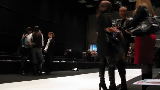 Arbeiter bauen Bühne nach russischer Modewoche ab — Stockvideo