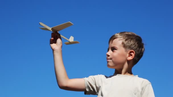 Garçon tenant jouet modèle d'avion 