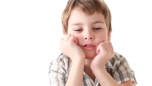 Мальчик поддерживает голову в руках смеясь и очкарик — стоковое видео