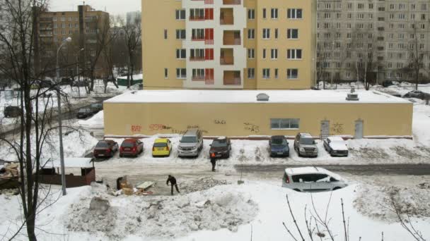 Lucrătorii curăță zăpada în curte, pauză de timp — Videoclip de stoc