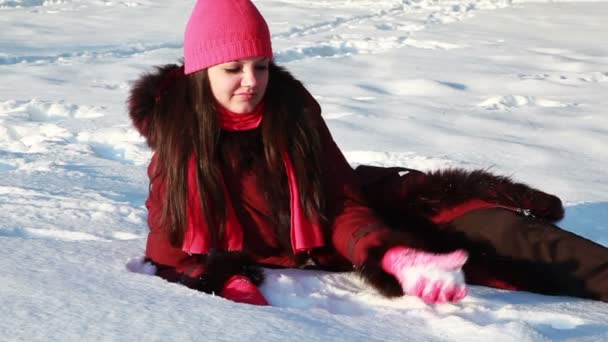 Young girl sitting in snow — Stock Video