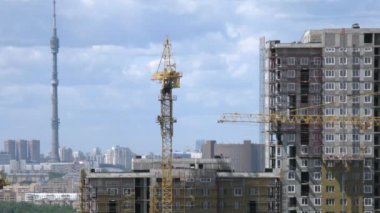 Vinç'ün ostankino Kulesi önünde apartman inşaat alanı üzerinde çalışan