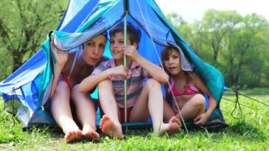 oğlu ve kızı sit orman çadırına konuşan kadın