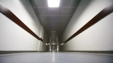 kamera, part2 ofiste geniş koridor aracılığıyla işadamı geliyor