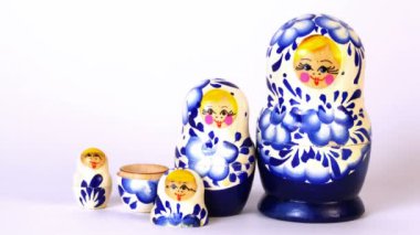 arkaya yerleştirilen ve dışında alınan matrioshka bebek