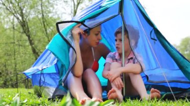 Oğlum oturup konuşurken, kızı çadırda orman arkasında kadın