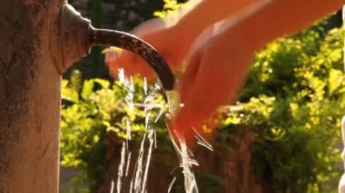 kadın eski paslı dokunun su akışı ellerini yıkar