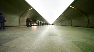 insanlar metro istasyonu platformunda, tren geliyor ve bırakın. kamera almak uzakta.