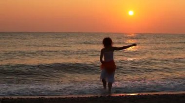 kadın ile inişli çıkışlı dalgalar kumsalda yalnız çalış