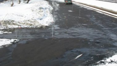 ileri ve geri sürüş trafik konileri kümesi test sürüş sırasında kadın