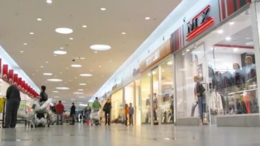 insanlar auchan hipermarket passage aracılığıyla geçer.