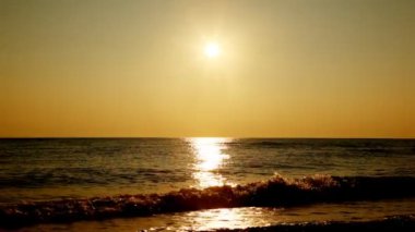 Deniz, plaj ve gece günbatımı