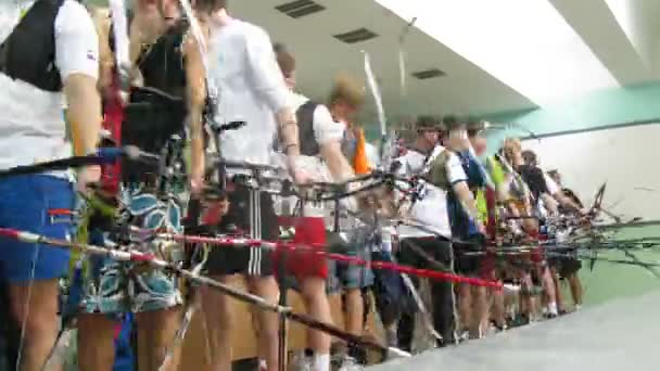 Junge Männer nehmen an traditionellem Bogenschießturnier in Rheine teil — Stockvideo