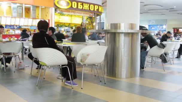 Människor äta i Auchans stormarknad — Stockvideo