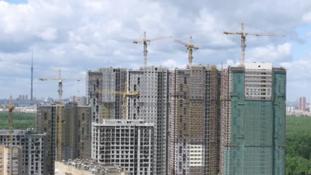 Baustellenaufzüge bei der Arbeit, Blick vom Dach eines anderen Gebäudes, Vergrößerung, Zeitraffer — Stockvideo