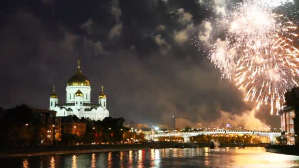 Heldere vuurwerk uitbarsten over brug in de kathedraal van Christus Verlosser — Stockvideo