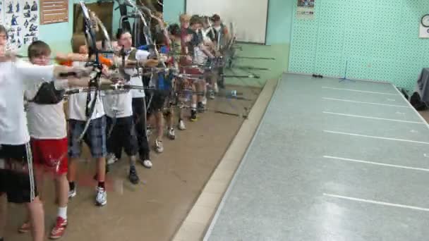 Unga män delta Iv traditionell bågskytte turnering i Rsupes & T — Stockvideo