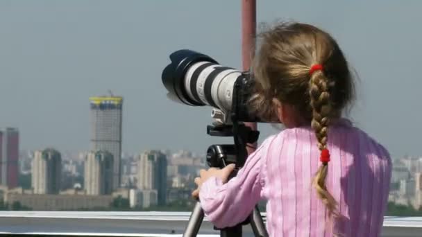 Menina no topo do telhado jogar com câmera digital — Vídeo de Stock