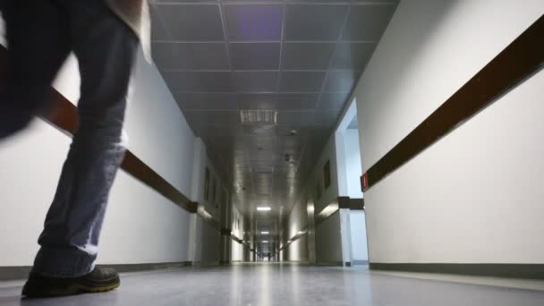 Businessman leaves through corridor in office, part1 — Stock Footage Businessman leaves through corridor in office, part1 Video Clip