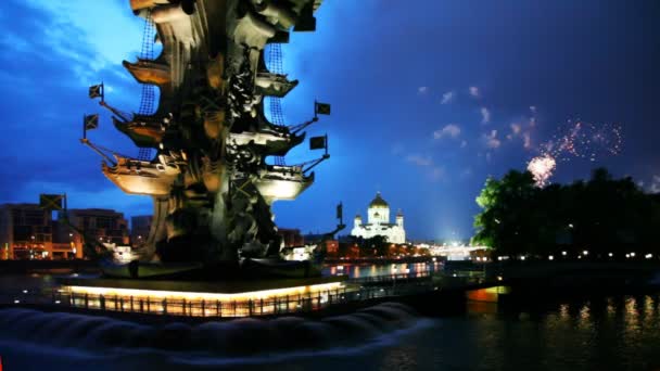 Fond illuminé monument à Peter Grand et droit dans le ciel feux d'artifice — Video