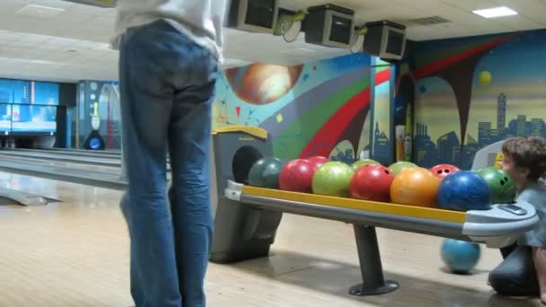 Jeu de bowling en famille au club PLANET — Video