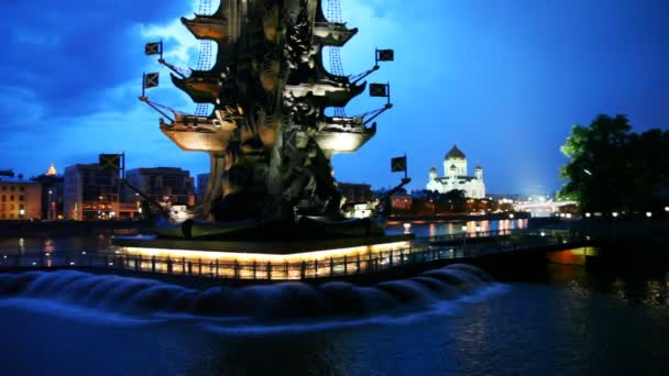 Нижній освітленій пам'ятник Петра Великого і фонтани на річці — стокове відео