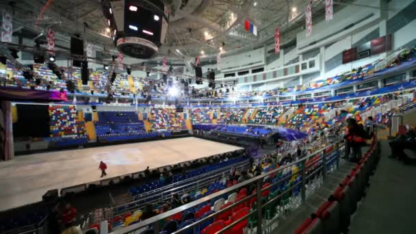 Mensen wachten voor ice show om te beginnen in grote megasport arena — Stockvideo