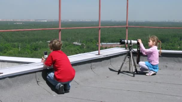 I bambini giocano con le fotocamere digitali sul tetto — Video Stock