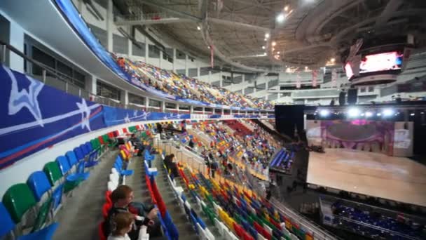 As pessoas esperam por show em Megasport Arena — Vídeo de Stock