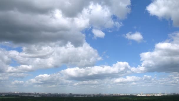 Nuages flottant au-dessus du parc Sokolniki, vue depuis le toit — Video