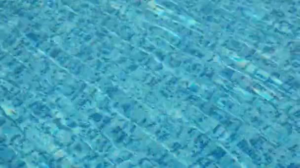 Petites vagues rapides soulevées par le vent dans la piscine avec fond en mosaïque — Video