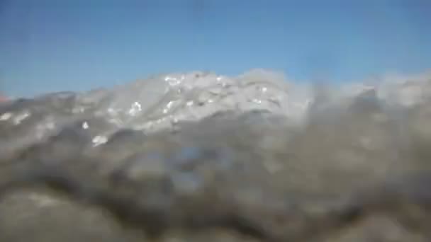 Pláž a moře, přílivová vlna zahrnuje fotoaparát, stojící na okraji — Stock video