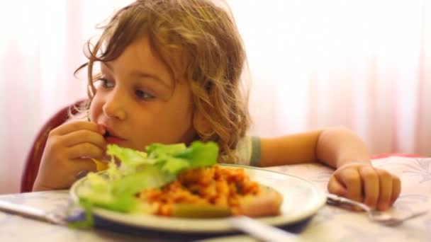 Meisje in eetzaal handen eet blad van sla, pizza — Stockvideo