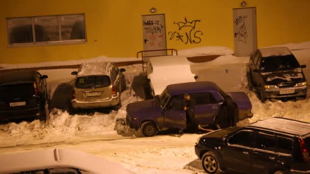 Pareja intenta destrabar su coche de la nieve después de la tormenta — Vídeo de stock