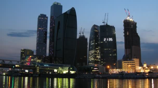 Lávka přes řeku poblíž moskevské Mezinárodní obchodní centrum — Stock video