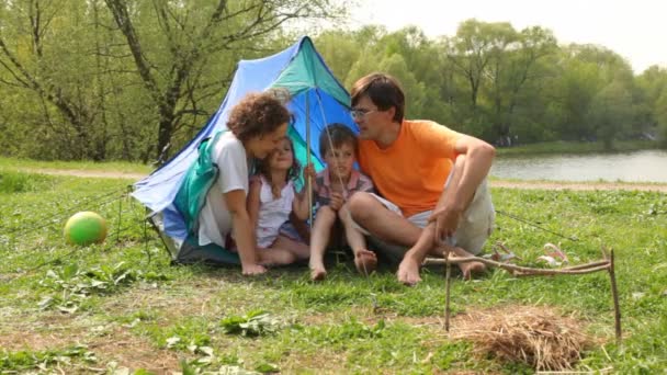 Семья возле палатки и бала в летнем парке — стоковое видео