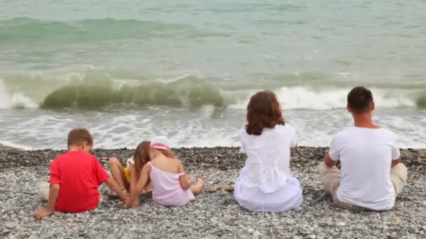 父亲母亲和儿童有休息在海岸上 — 图库视频影像