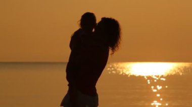 Anne kızı el ve onlar üzerinde tutan çıra burun