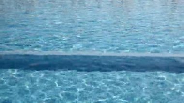 Çocuk Havuzu sınır boyunca koştu.