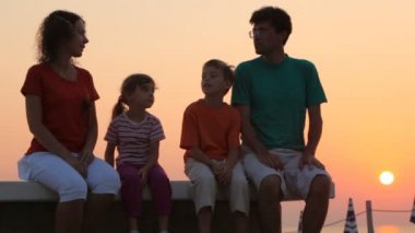 Anne ve çocuklar bankta oturuyorlar ve babam sağ tarafta oturmak