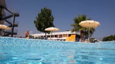 oğlan yukarıya koştum ve havuza atladı