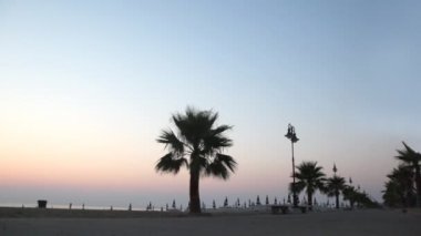 Ebeveynler ve çocuklar waterfront sabahı yürüyor