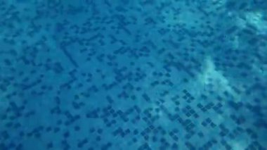 alt havuz ve su ile yamalı bir ışık altında merdivenleri