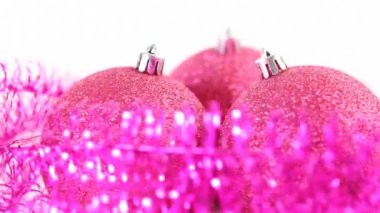 izole üzerinde beyaz üç Noel pembe Noel ağacı topları Döndür