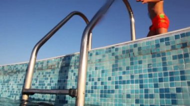Çocuk ayak havuz içine su altında merdivenlerde lavabo