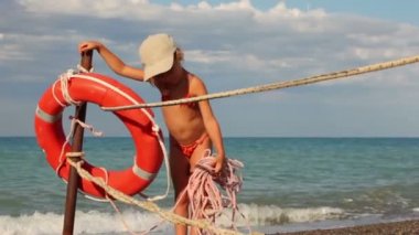 Kız bir ip koyar ve lifebuoy ring poz veriyor